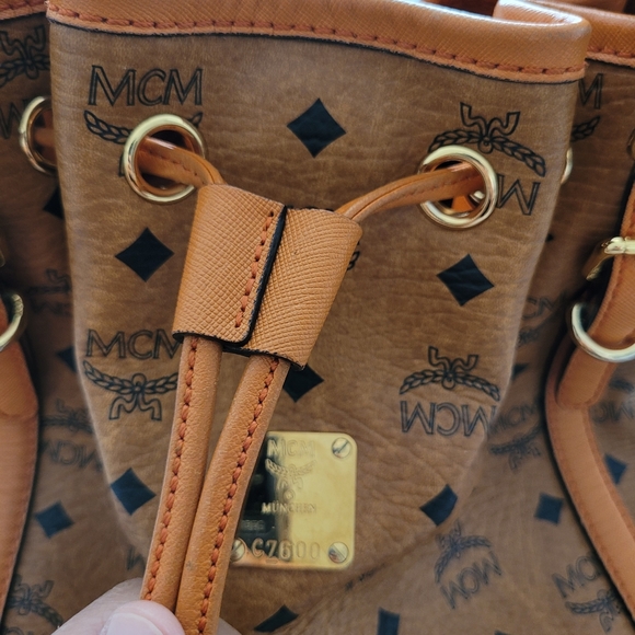 MCM Munchen Large Bucket Bag in Cognac - Picture 5 of 7